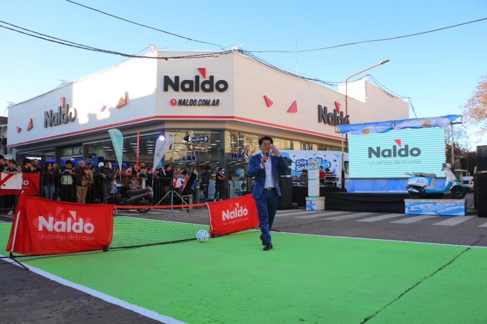 Naldo reinauguró su emblemática esquina céntrica