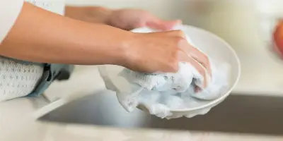 ANMAT prohibió la marca de un detergente por provocar quemaduras en las manos