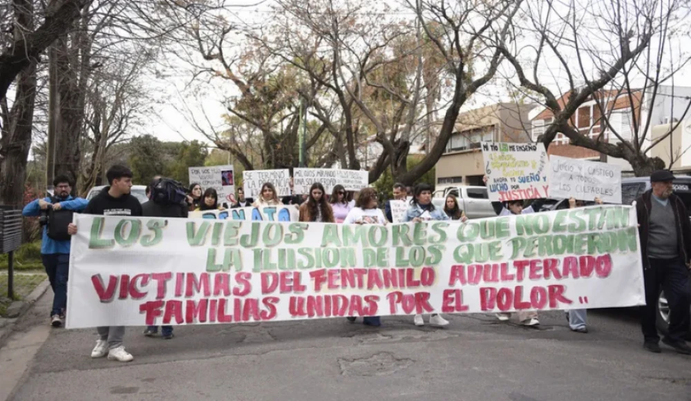 Familiares de víctimas del fentanilo contaminado marcharon al Hospital Italiano de La Plata