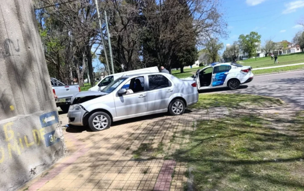 Un auto se incrustó contra una casa en Barrio Hipódromo tras chocar con una van