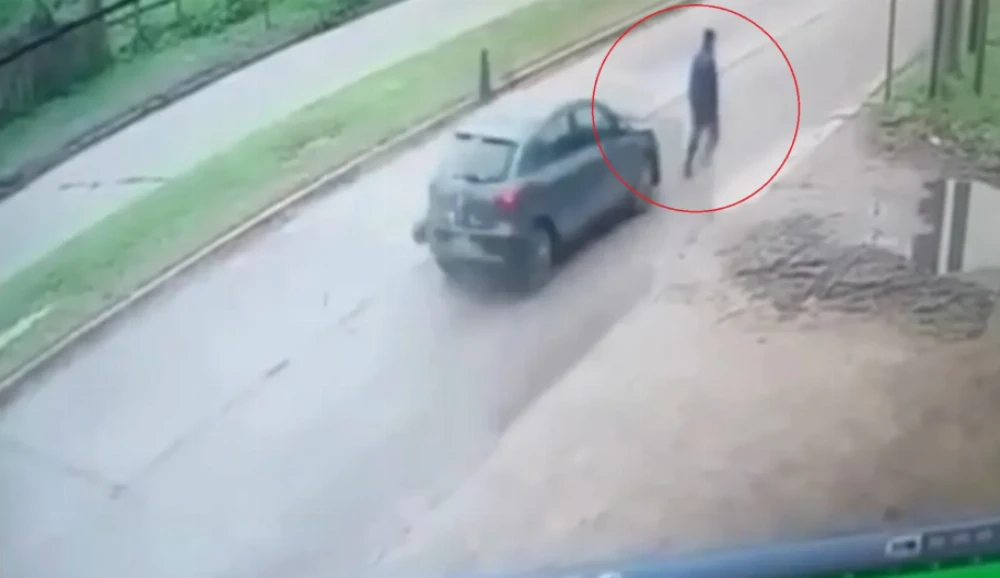 Brutal accidente en La Plata terminó con dos personas gravemente heridas y un automovilista prófugo