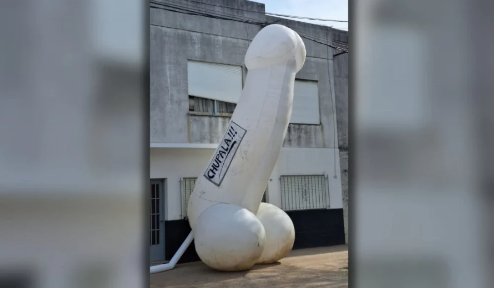 El particular inflable que apareció en La Plata