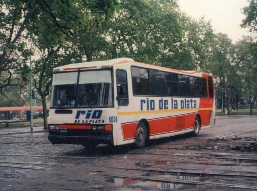 Buscan reactivar la histórica línea de micros Río de la Plata que conectaba La Plata y Quilmes