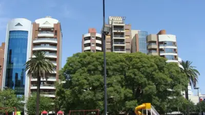 Cuatro delincuentes entraron a un edificio y sometieron a una joven en un violento robo