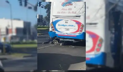 Impactante accidente de tránsito: un motociclista terminó debajo de un micro