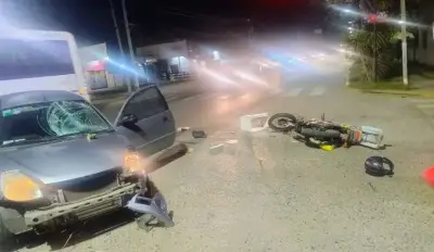 Fuerte accidente en City Bell: iba en moto a toda velocidad y chocó contra un auto en Camino General Belgrano