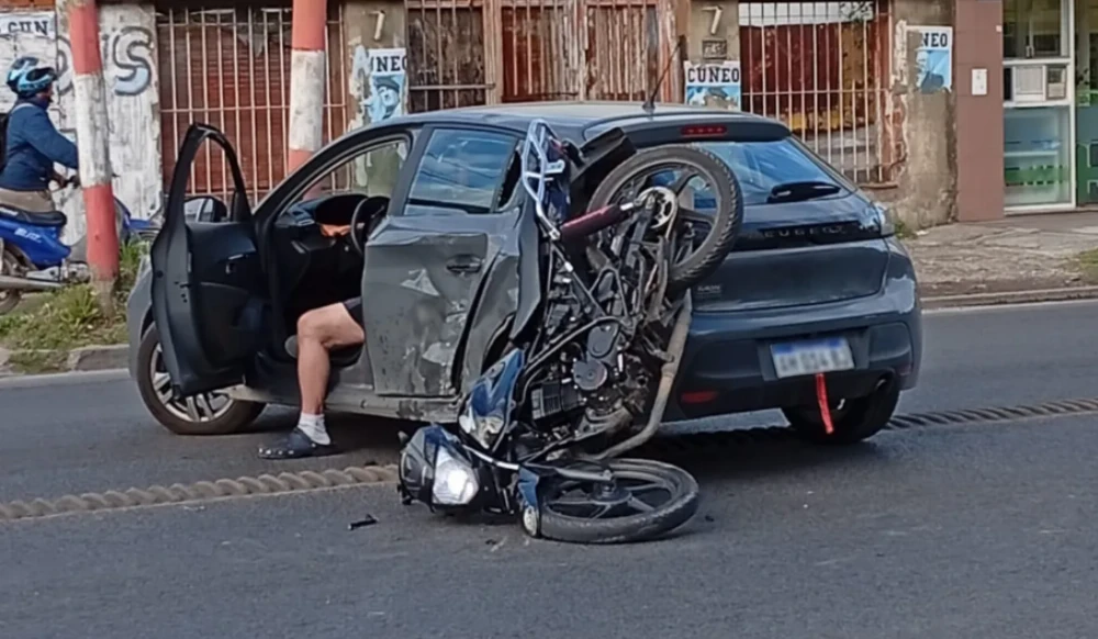 Dos mujeres resultaron heridas en el límite entre La Plata y Ensenada tras un fuerte accidente de tránsito