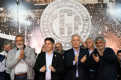 Axel Kicillof participó del plenario de la CGT en La Plata y criticó a Javier Milei por el salvataje de EE.UU.