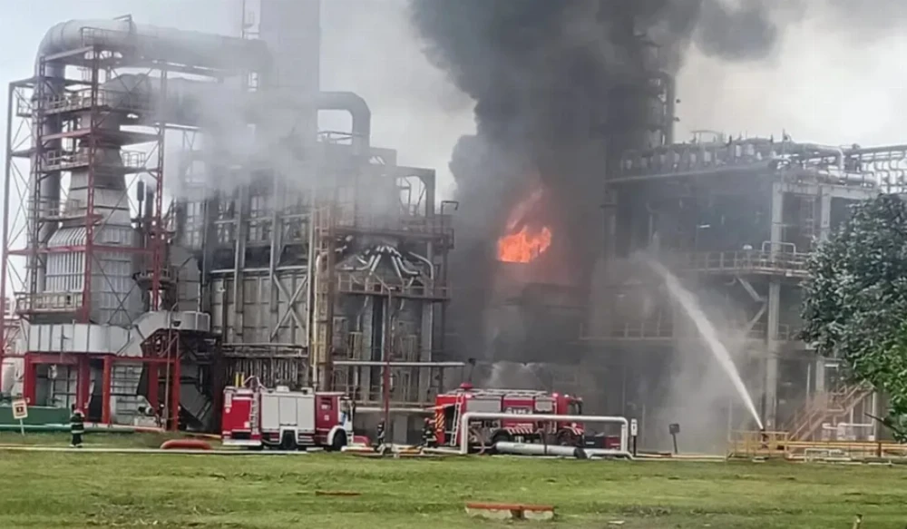 Se desató un incendio dentro de la Refinería YPF