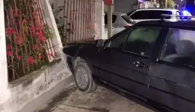 Brutal accidente en Berisso: un conductor perdió el control de su auto y chocó contra el paredón de una casa