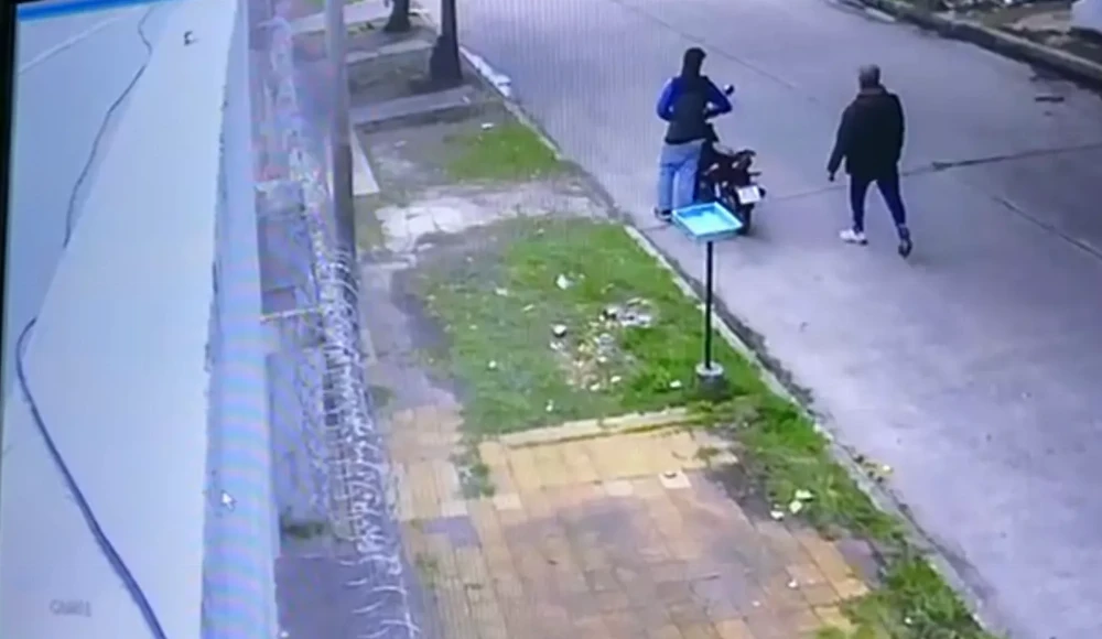 Atraparon a un ladrón rengo y a su cómplice en Ensenada tras robar una moto y esconderla en un terreno