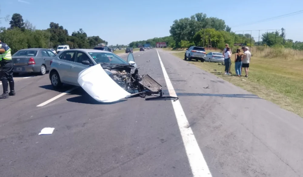 Un brutal accidente de tránsito entre dos autos en Ruta 2 no terminó en tragedia de milagro