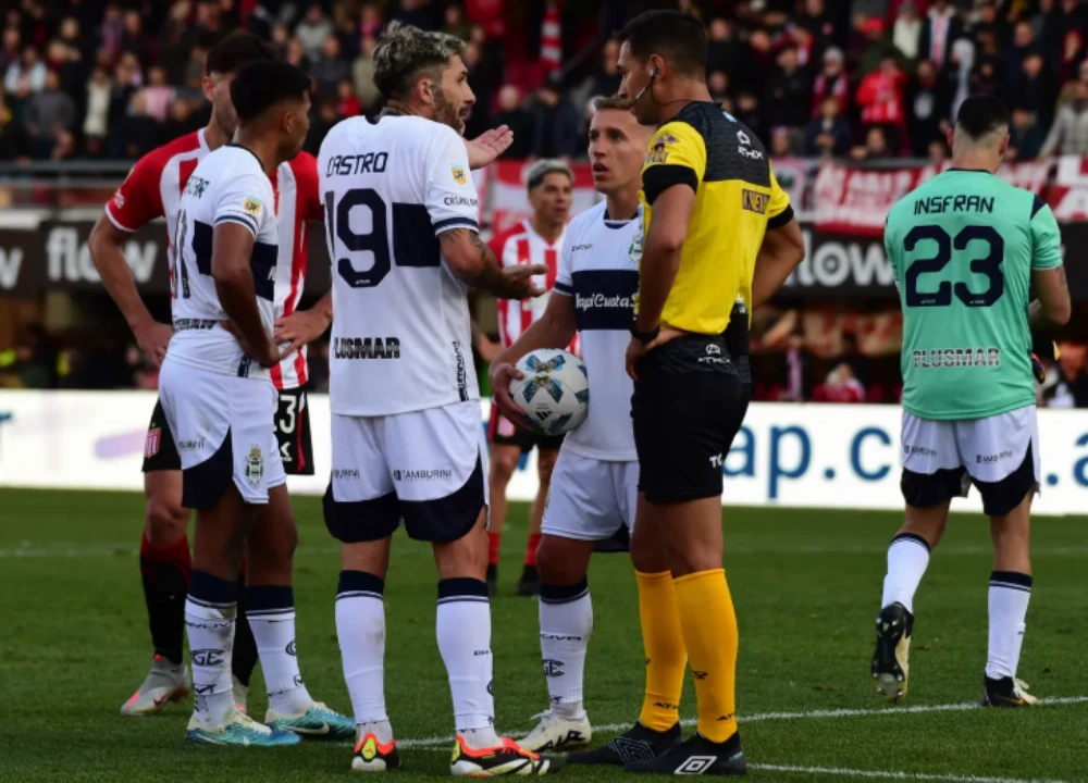 Facundo Tello será el árbitro del clásico platense: ¿cómo les fue a Gimnasia y Estudiantes con él dirigiendo?