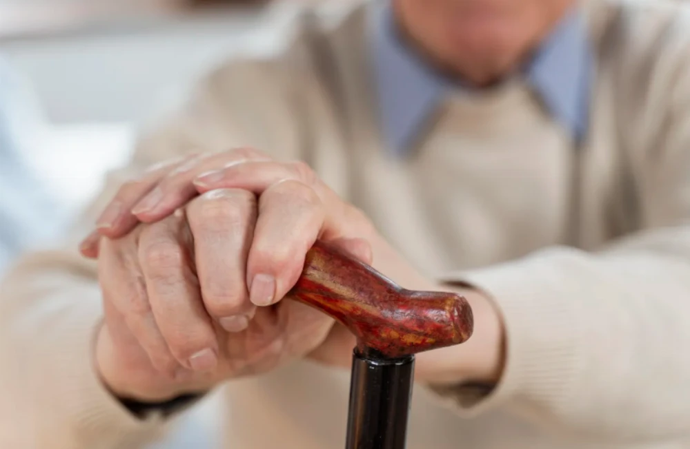 Salvaje ataque a un jubilado de 79 años: lo ataron, le dieron una paliza y le robaron sus ahorros