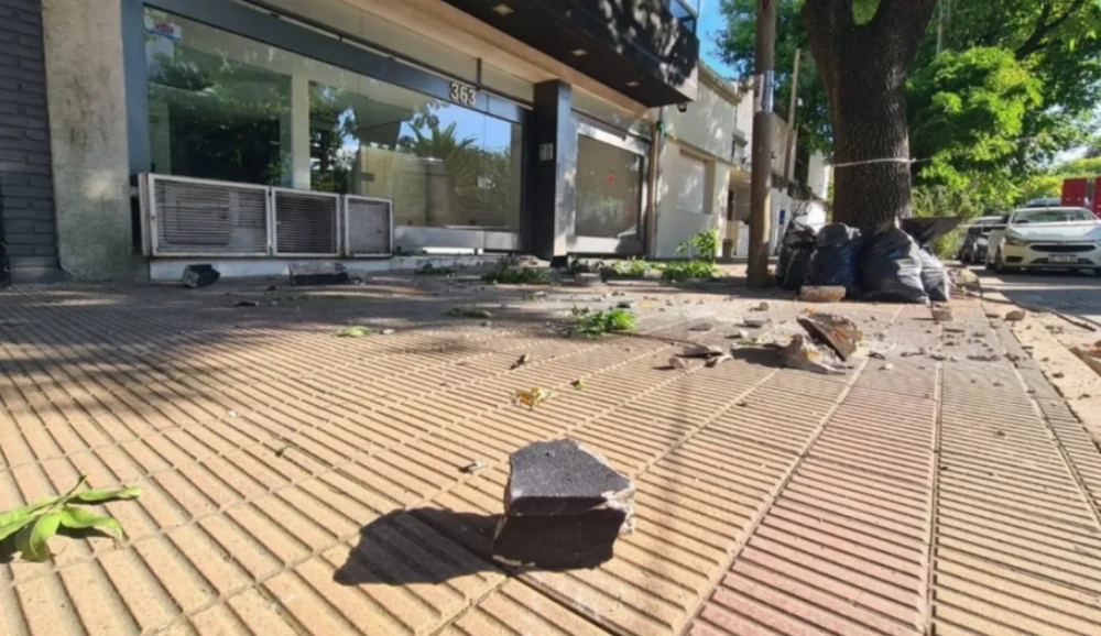 Se derrumbó parte de un balcón en La Plata y no causó una tragedia de milagro