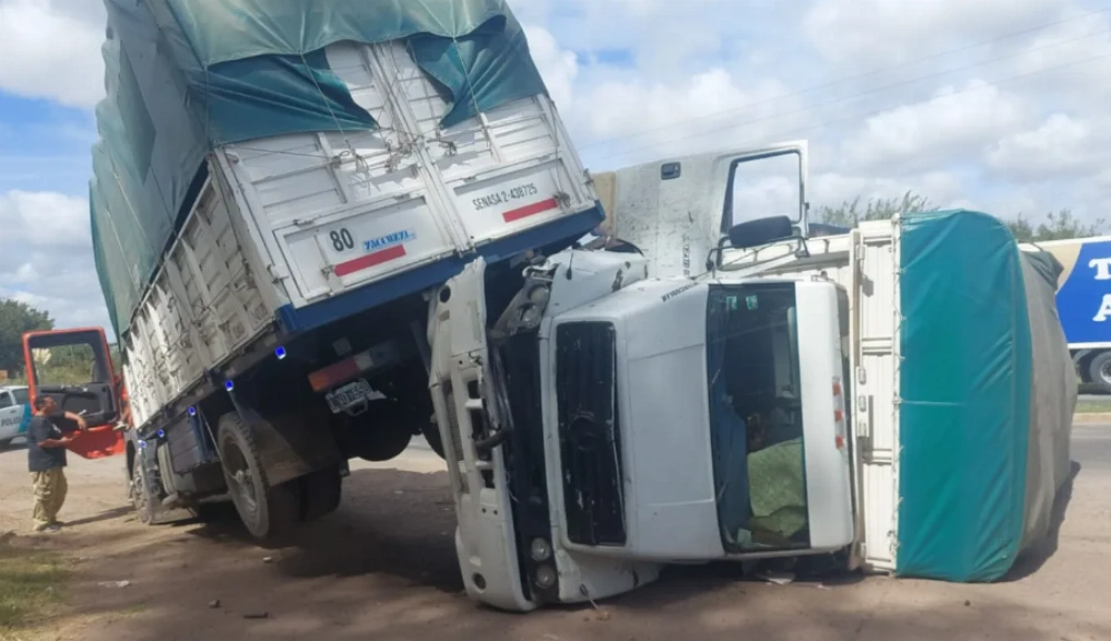 Dos camiones protagonizaron un accidente en Ruta 36, uno volcó y de milagro no terminó en tragedia