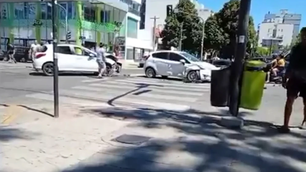 “Mirá cómo me rompiste el auto”: un conductor pasó un semáforo en rojo y provocó un violento choque en La Plata