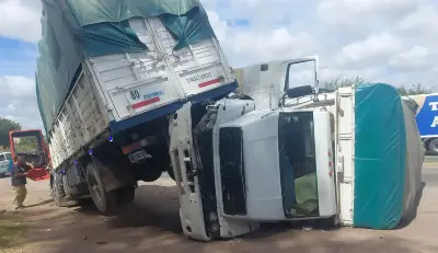 Dos camiones protagonizaron un accidente en Ruta 36, uno volcó y de milagro no terminó en tragedia