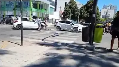 “Mirá cómo me rompiste el auto”: un conductor pasó un semáforo en rojo y provocó un violento choque en La Plata