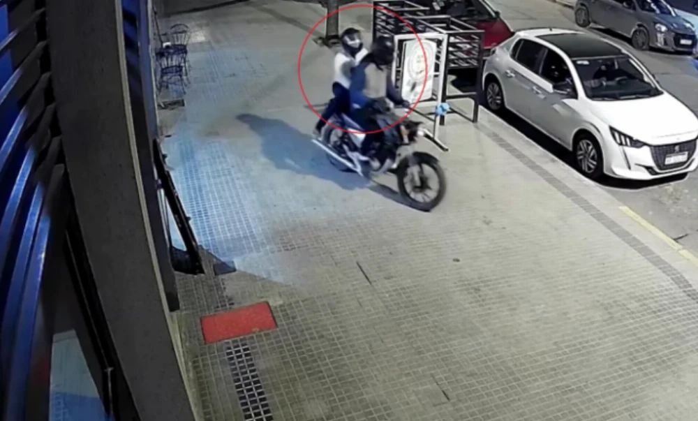 Brutal asalto en un kiosco de La Plata donde golpearon a una joven de 17 años