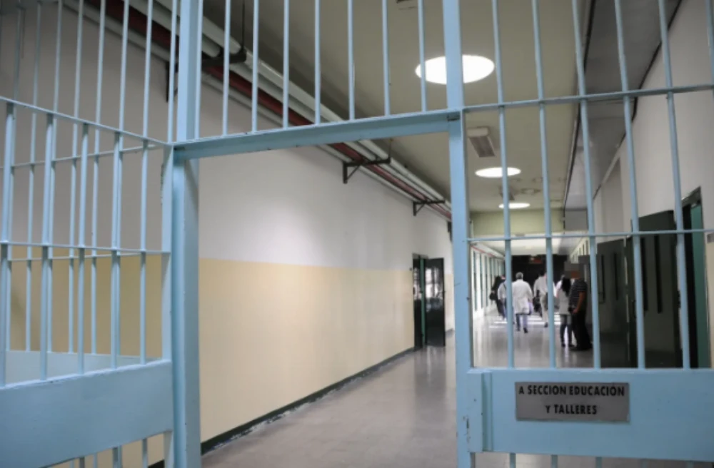Una mujer quiso pasar cocaína oculta a una cárcel de Los Hornos y terminó detenida