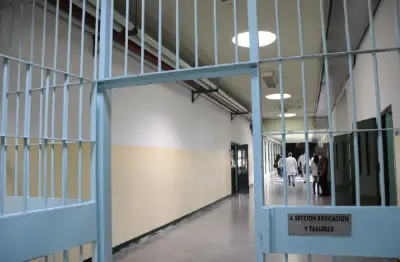 Una mujer quiso pasar cocaína oculta a una cárcel de Los Hornos y terminó detenida
