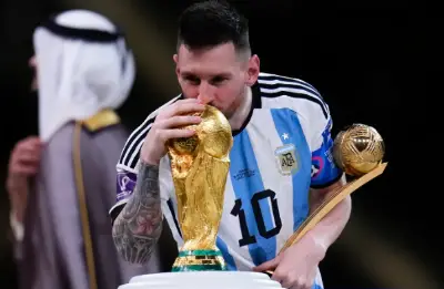 Lionel Messi anunció su retiro de la Selección argentina con una emotiva carta de despedida Lionel Messi confirmó su retiro de la Selección argentina y publicó una extensa carta de despedida tras 20 años: “Me vacié, ya no tengo más para dar”.  Por 0221  Seguí a 0221 en Google Escuchá la nota lionel messi copa del mundo Lionel Messi anunció su retiro de la Selección argentina y puso punto final a una etapa histórica. El capitán confirmó la decisión mediante una emotiva publicación en su cuenta de Instagram, donde repasó sus 20 años con la camiseta albiceleste, agradeció el cariño recibido y explicó los motivos de su despedida.   La noticia que ningún hincha argentino quería recibir finalmente llegó. Messi comunicó que no continuará jugando para la Selección y explicó que tomó la determinación después de reflexionar durante un largo tiempo sobre el cierre de su ciclo.  Play Video Lee además el sentido mensaje de milei para messi tras la muerte de su papa "Fuerza, capitán"El sentido mensaje de Milei para Messi tras la muerte de su papá el sentido gesto de cristiano ronaldo con messi tras la muerte de su padre jorge EmocionanteEl sentido gesto de Cristiano Ronaldo con Messi tras la muerte de su padre Jorge “Después de este tiempo que pasó desde la final, pensándolo mucho, quiero comunicarles a todos que me retiro de la Selección. Fue una decisión que dolió y duele en el alma pero entiendo que es el momento”, comenzó escribiendo el capitán.  Ver esta publicación en Instagram Una publicación compartida por Leo Messi (@leomessi)  En ese sentido, Messi repasó su entrega durante toda su trayectoria con la camiseta albiceleste: “Les juro que siempre dejé todo, no solo los últimos años que se ganó todo antes también y siempre peleé y me dejé todo por esta camiseta, por darles alegrías y hacer que se sientan orgullosos de ser argentinos a través del fútbol”.  El histórico capitán también explicó que siente que llegó el momento de dejarle su lugar a las nuevas generaciones: “Queda poco y se van cerrando etapas y esta es una que me duele mucho. Amo, amé y amaré siempre estar en la Selección. Me vacié, ya no tengo más para dar y aparte vienen chicos muy grandes atrás que merecen estar”.  “Gracias por todo el cariño de estos 20 años. Voy a extrañar mucho escucharlos desde adentro. Ahora voy a ser uno más de ustedes, alentando y bancando siempre desde afuera (en las buenas y en las malas, mucho más)”, agregó.   Messi también reservó un espacio especial para quienes lo acompañaron durante toda su carrera con Argentina. “Gracias a mi familia por estar siempre, por acompañarme en este viaje tan hermoso pero difícil. Gracias a cada uno de entrenadores, compañeros y dirigentes que me tocó compartir. Me llevo recuerdos y momentos inolvidables vividos”, apuntó el astro argentino y completó: “Me voy con la tranquilidad y el orgullo de haberles regalado, juntos con mis compañeros, momentos soñados. Fue una locura haberlo vivido con ustedes. ¡Los quiero! Gracias Dios por hacerme argentino. ¡Vamos Argentina!”.  ¿Cuándo tomó Messi la decisión de retirarse de la Selección argentina? Sobre el final de la publicación, Messi reveló un detalle acerca del momento en el que escribió las palabras con las que decidió despedirse de la Selección. “Estas palabras las escribí el 21 de julio, dos días después de la final. Hoy después de lo de mi papá, estoy más convencido que antes”, aclaró el capitán.  De esta manera, Messi puso fin a un ciclo de 20 años con la Selección argentina y cerró definitivamente una de las etapas más importantes de su carrera, marcada por una extensa trayectoria con la camiseta albiceleste y por los momentos que, tal como destacó en su despedida, pudo compartir junto a sus compañeros y los hinchas argentinos.    Temas: Lionel Messi Selección argentina Mundial 2026 Seguí Leyendo "No se cómo seguir"Messi publicó un conmovedor mensaje de despedida para su papá y habló del Mundial 2026 En medio del dolorLionel Messi despidió a su padre Jorge en una ceremonia íntima en Rosario Ceremonia íntimaMessi está en Rosario junto a su familia para despedir a su padre Dejá tu comentario   Las más leídas Reclaman información sobre los estudios ambientales de la obra del murallón de Punta Lara Pedido formalReclaman información sobre los estudios ambientales de la obra del murallón de Punta Lara Con apenas 15 años, una platense llevará la bandera argentina en un certamen internacional de belleza ModelajeCon apenas 15 años, una platense llevará la bandera argentina en un certamen internacional de belleza Un local de vestidos para mujeres cierra en medio de la crisis comercial Más persianas bajasUn local de vestidos para mujeres cierra en medio de la crisis comercial Auzmendi apareció en el radar de Independiente: ¿qué dijeron desde Gimnasia? DecisiónAuzmendi apareció en el radar de Independiente: ¿qué dijeron desde Gimnasia?    Te puede interesar Estudiantes recibe a Newells y busca recuperar terreno en el Clausura En Vivo Minuto a minutoEstudiantes recibe a Newell