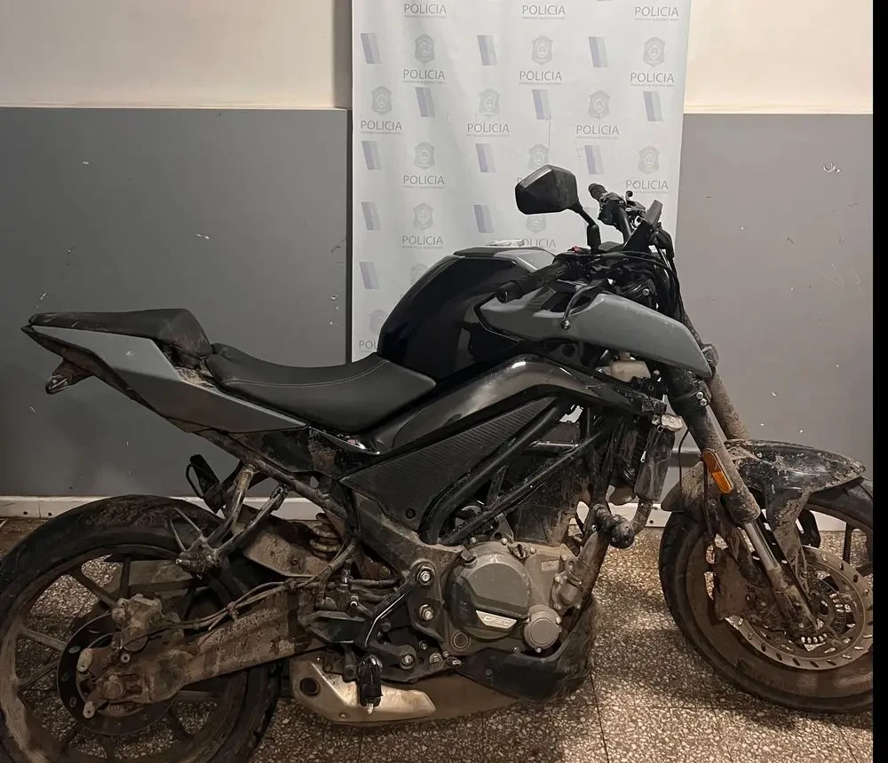 Detuvieron a un adolescente tras escapar en una moto robada