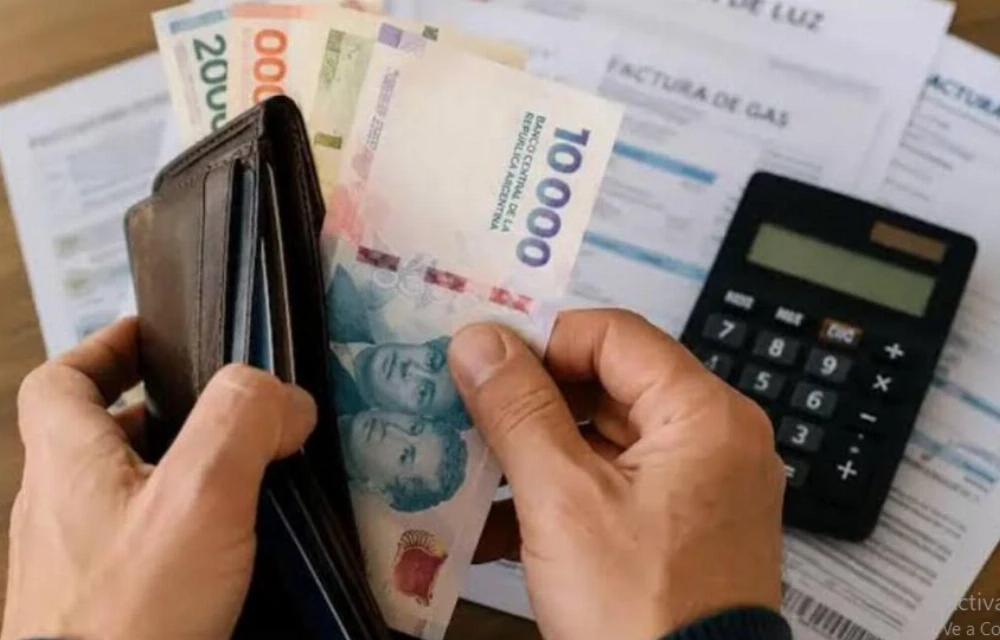 Alquileres, colectivos y prepagas: los aumentos que rigen desde mañana