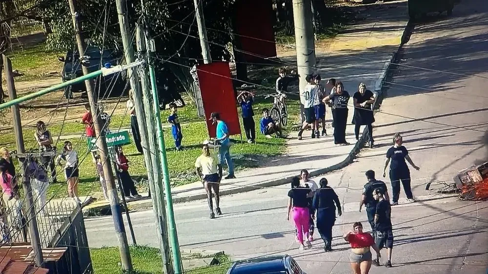 Insólito: un delincuente se subió solo a un patrullero para evitar que lo linchen