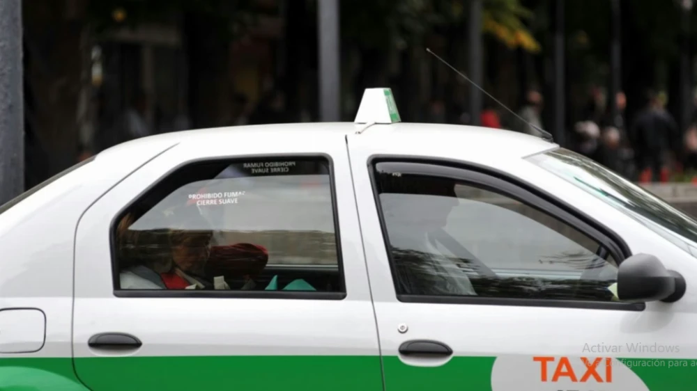 Una pareja subió como pasajera a un taxi en La Plata y terminó asaltando al chofer a punta de pistola