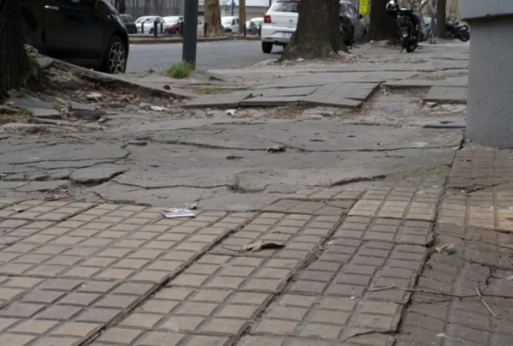 Lanzan una campaña para recuperar las veredas de La Plata y explican qué baldosas corresponden según la calle