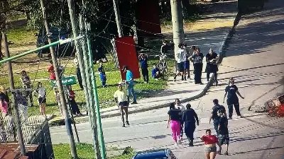 Insólito: un delincuente se subió solo a un patrullero para evitar que lo linchen