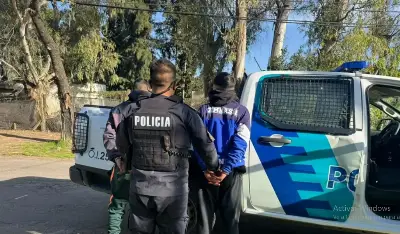 Tiraron al piso a una policía para arrebatarle la moto en San Carlos