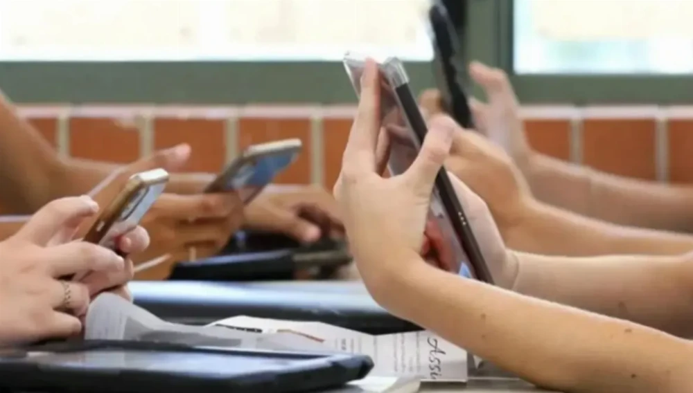 La Cámpora contra Kicillof por celulares en las escuelas