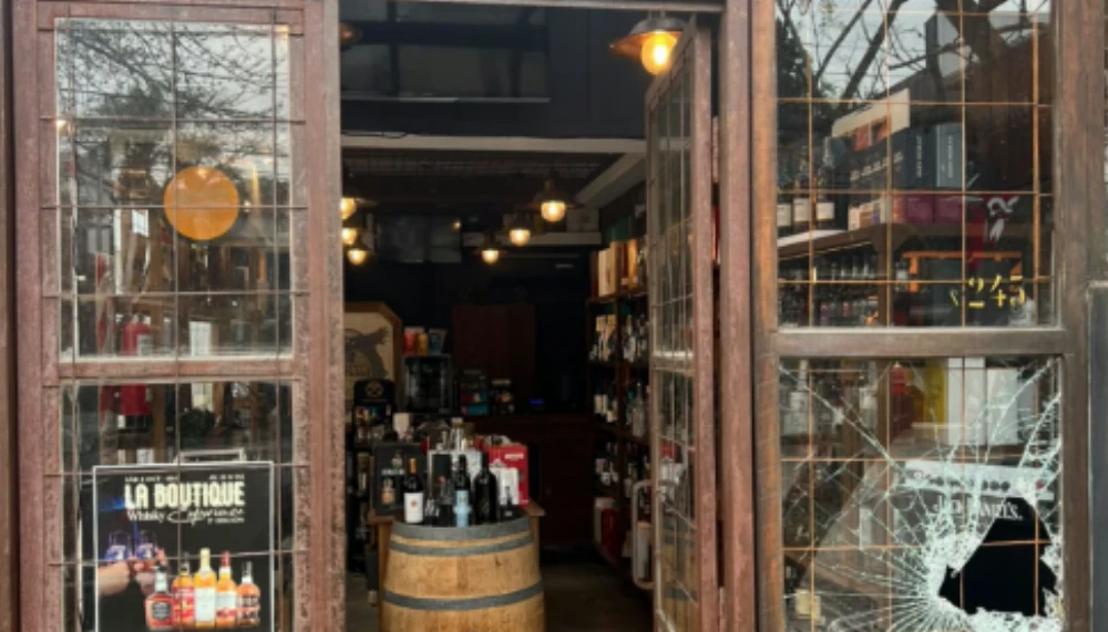 Entraron a robar a una whiskería: se llevaron seis botellas de Jack Daniel's