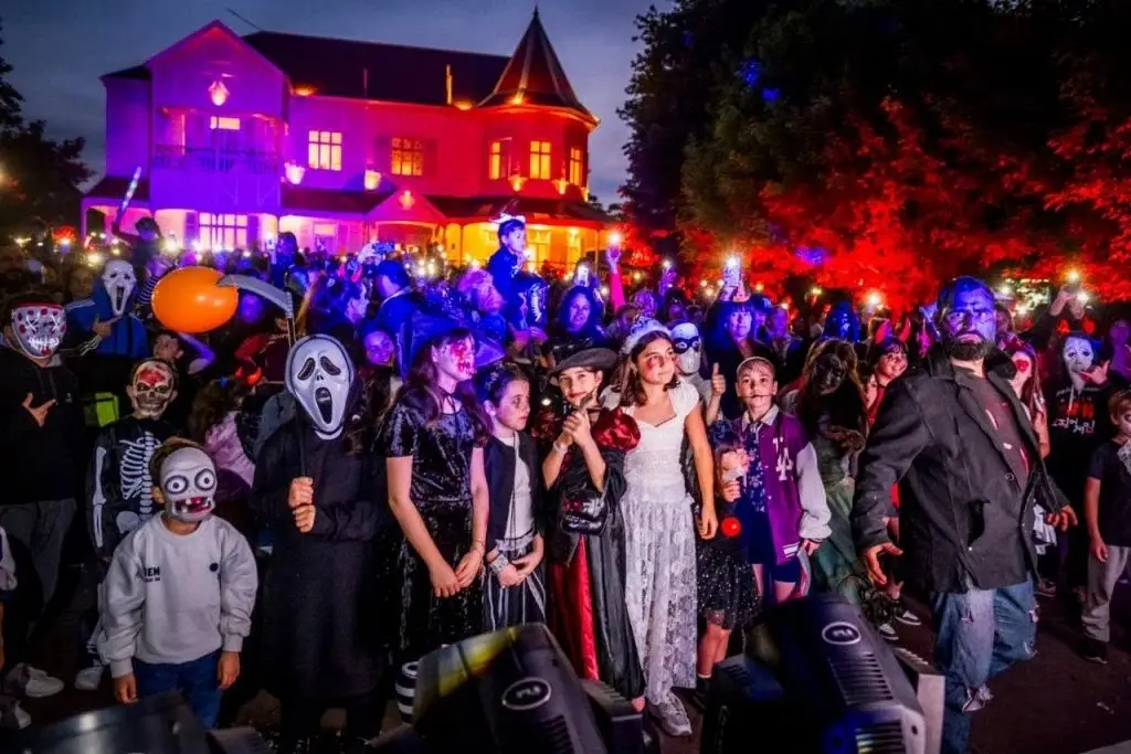 Halloween en La Plata: desfile de disfraces, golosinas y un parque de terror