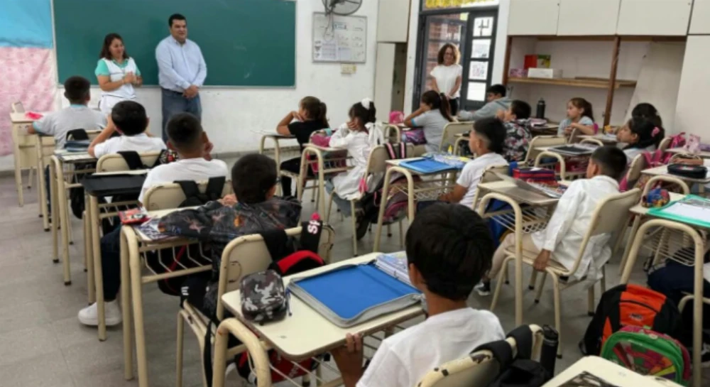 Buscan sumar dos docentes por aula en PBA ante la caída de matrícula