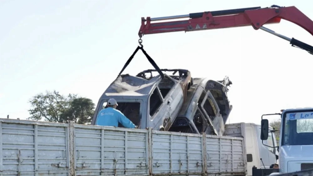 Retiraron autos abandonados y quemados en cuatro barrios de La Plata