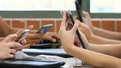 La Cámpora contra Kicillof por celulares en las escuelas