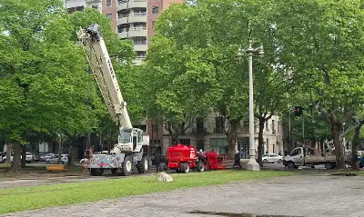 Extraen histórica luminaria de Plaza Moreno para hacer molduras y repararán todas en 2027