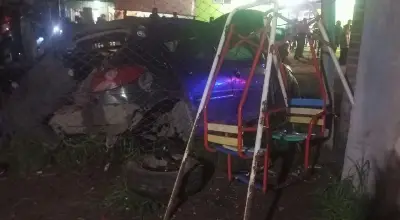 Le sacó el auto al padre, chocó contra una casa y escapó a pie
