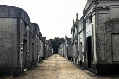 La Plata busca regularizar bóvedas abandonadas y reforzar la seguridad en el Cementerio
