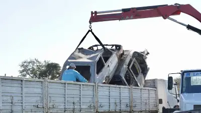 Retiraron autos abandonados y quemados en cuatro barrios de La Plata